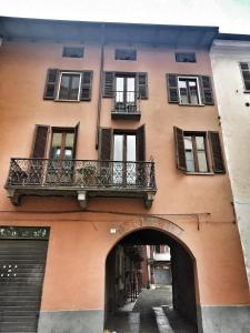 een ingang naar een gebouw met een balkon bij RaMaya casa d'artista 2 THE ROOM in Biella