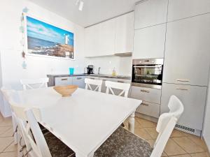 Kuchnia lub aneks kuchenny w obiekcie Promenada by Baltic Home