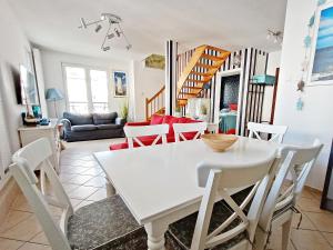 jadalnia i salon z białym stołem i krzesłami w obiekcie Promenada by Baltic Home w Świnoujściu