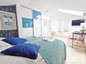 Łóżko lub łóżka w pokoju w obiekcie Promenada by Baltic Home