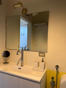 A bathroom at GLI ORTI DELLA CIVERA " Cottagecore" Amazing View