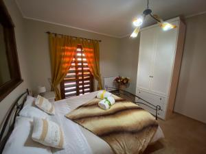 - une chambre avec un lit et une couverture dans l'établissement Alloggio turistico La Maison de Matì, à Monterotondo