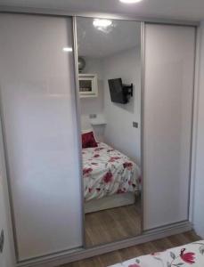 Postel nebo postele na pokoji v ubytování Apartamento con terraza cerca del Paseo Marítimo