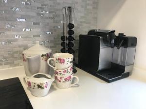 Příslušenství pro přípravu čaje a kávy v ubytování Apartamento con terraza cerca del Paseo Marítimo