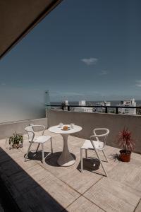 een tafel en stoelen op een balkon met uitzicht bij Smart Hotel Montevideo in Montevideo