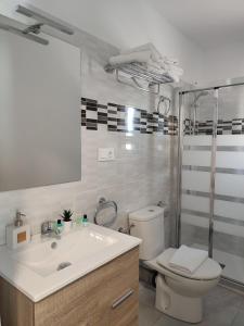 y baño con aseo, lavabo y ducha. en Casa Luzon, terraza-solarium con ducha y salon rustico en Villarejo de Salvanés