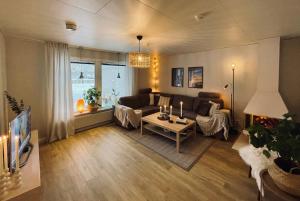 - un salon avec un canapé et une table dans l'établissement Guestly Homes - Spacious 3BR Apartment with 6 Beds, à Boden