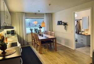博登的住宿－Guestly Homes - Spacious 3BR Apartment with 6 Beds，厨房以及带桌椅的用餐室。