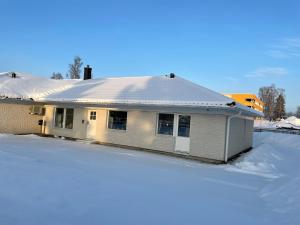 una casa con nieve en el suelo en Guestly Homes - Spacious 3BR Apartment with 6 Beds en Boden