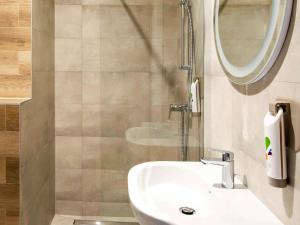 a bathroom with a sink and a mirror at ibis styles Grudziadz in Grudziądz