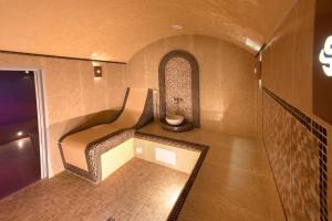 Sofa Boutique Hotel & SPA في سومي: حمام مع حوض ومرحاض في الغرفة