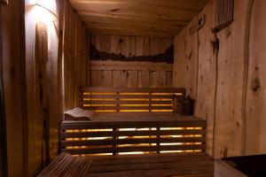 una sauna con panchina in una cabina di legno di Sofa Boutique Hotel & SPA a Sumy