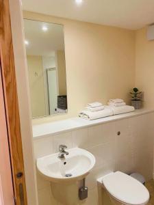 Phòng tắm tại 2 Bed 2 bath with Private Parking