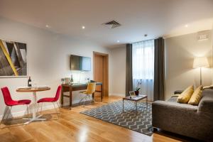 Una televisión o centro de entretenimiento en PREMIER SUITES Dublin, Leeson Street