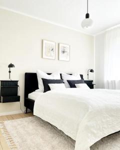 a white bedroom with a large bed and a couch at Friends and Family Leiwen in Leiwen