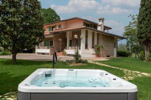 une baignoire en face d'une maison dans l'établissement Villa Barbara, à San Giovanni in Marignano