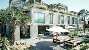 何塞伊格纳西奥Casagrande Hotel & Beach Club的一座带椅子和遮阳伞的庭院 更多37张照片