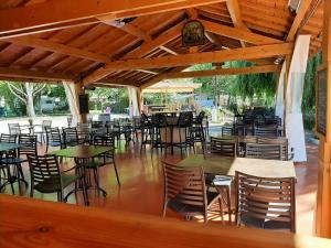 een lege eethoek met tafels en stoelen bij Camping de Retourtour in Lamastre