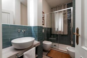 La salle de bains est pourvue d'un lavabo, de toilettes et d'une douche. dans l'établissement Villa Barbara, à San Giovanni in Marignano