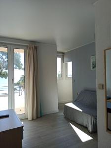 Postel nebo postele na pokoji v ubytování Hotel Restaurant Miramar L'orchidée