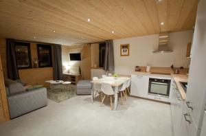 eine Küche und ein Wohnzimmer mit einem Tisch und einem Esszimmer in der Unterkunft Appartement Chalet Louison in Les Gets