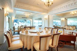 a dining room with a table and chairs at Lealea Garden Hotels - Sun Lake in Yuchi