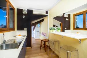 O bucătărie sau chicinetă la Ve-nice Suite Rialto View RT-12