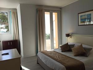 Postel nebo postele na pokoji v ubytování Hotel Restaurant Miramar L'orchidée