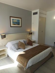 Postel nebo postele na pokoji v ubytování Hotel Restaurant Miramar L'orchidée