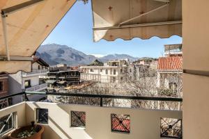 Grand Meteora Central Luxury Apartment tesisinde bir balkon veya teras