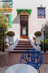 a table and chairs in front of a building at CANDIL SUITE Realejo in Granada