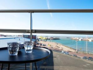 deux lunettes assises sur une table devant une fenêtre dans l'établissement Luxury apartment near Scheveningen beach, à Scheveningen