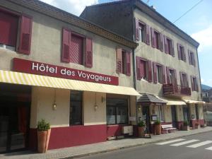 un edificio con un hotel de viviendas vogel en Hotel-Restaurant des Voyageurs, en Le Cheylard