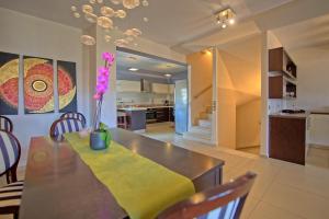 Un comedor y una cocina con mesa y sillas. en Cabanavillas Casablanca by PosarelliVillas, en Plaka