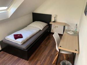 een kleine slaapkamer met een bed en een tafel bij NEXT TO MARK-51/7 Apartment - inkl. NETFLIX + PRIME - City-nah - Top Anbindung in Bochum