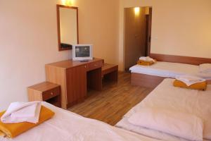 Habitación de hotel con 2 camas y espejo en Complex Dobrudja en Kranevo