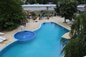 - une vue sur la grande piscine bleue dans l'établissement Complex Dobrudja, à Kranevo