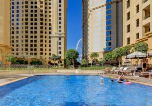 Bazén v ubytování HiGuests - Stylish Apartment in JBR Steps From the Beach nebo v jeho okolí