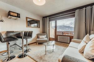 Khu vực ghế ngồi tại Furnished studio on the ski slopes with a terrace & panoramic views