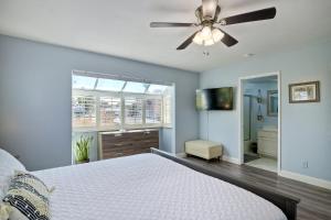 Spacious 2BR Retreat, Blocks to the Beach & Dining, 92 Walk Score, Gated Parking