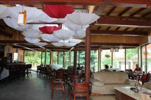 A restaurant or other place to eat at Complex Dobrudja