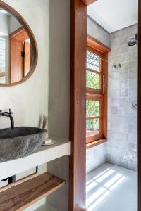 uma casa de banho com um lavatório e um espelho em Refúgio na Serra Boutique Hotel em Mucugê