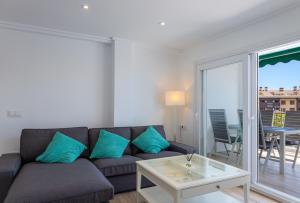 un salon avec un canapé et une table dans l'établissement L'Ancora Beach, à Jávea 15 autres photos