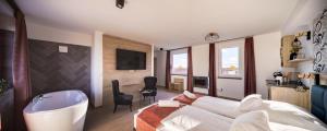 Televízia a/alebo spoločenská miestnosť v ubytovaní Autohof 171 Hotel Hegyeshalom