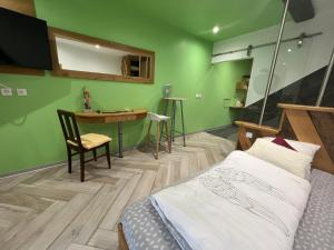 um quarto com uma cama, uma secretária e uma mesa em Le Domaine du Verger, Chambres d'Hotes em Osenbach