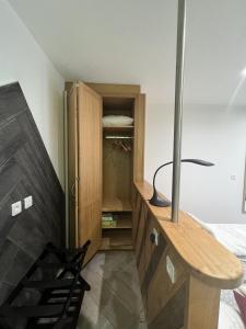 1 dormitorio con cama, escritorio y silla en Le Domaine du Verger, Chambres d'Hotes, en Osenbach