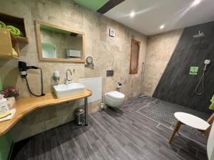 uma casa de banho com um lavatório e um WC em Le Domaine du Verger, Chambres d'Hotes em Osenbach