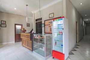einen Kühlschrank mit offener Tür in der Küche in der Unterkunft Mahkota Intan Syariah Balikpapan RedPartner in Balikpapan