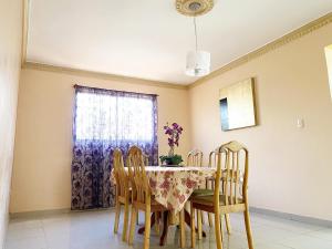 a dining room with a table and chairs at travis.apartments in La Viva