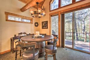 Fotografie z fotogalerie ubytování Klamath Falls Cabin Retreat with Deck and Grill! v destinaci Klamath Falls